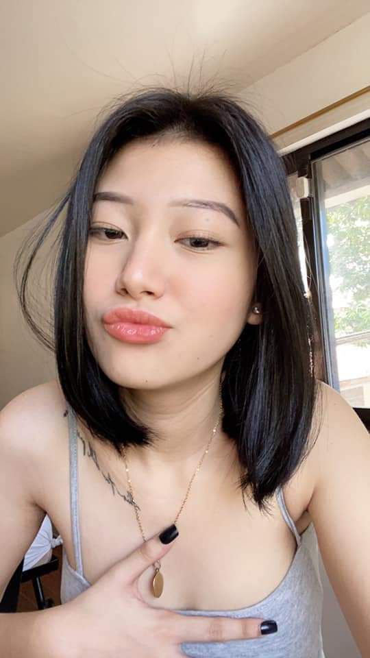 Mép lỗ lồn múp rụp hồng hào của người vợ dâm