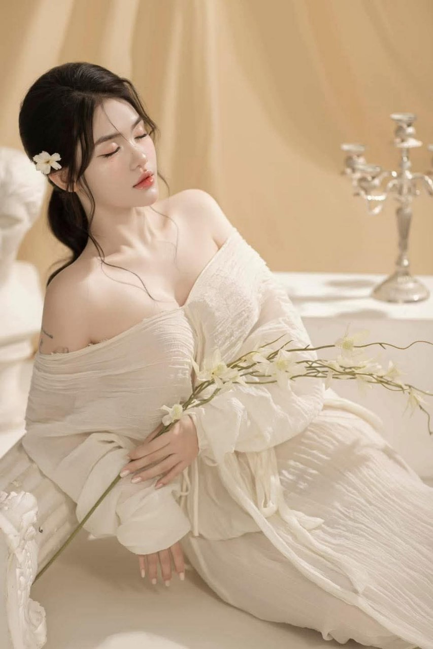 Xoạc lòi âm đạo cô học trò mông bự