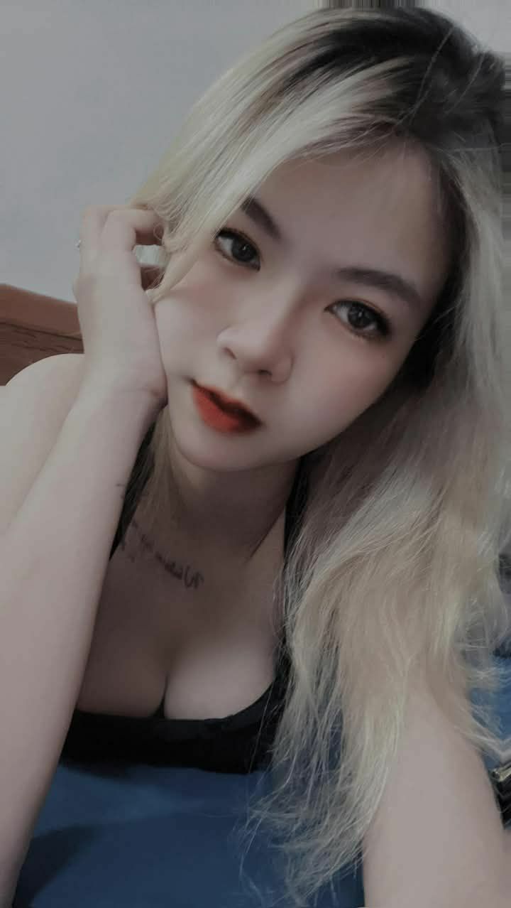 Một cô giáo tốt bụng lại có công việc làm thêm bí mật là “live sex”